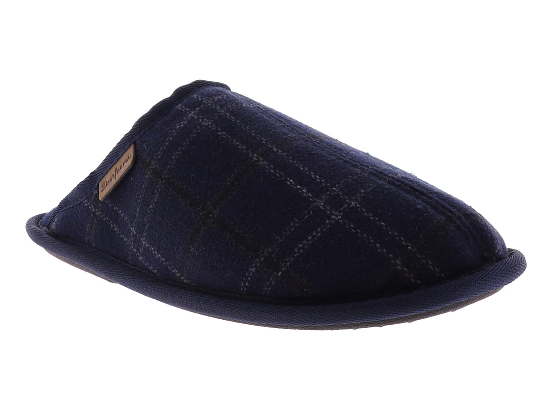 Pantufla cerrada de color azul marino con estampado de cuadros y textura suave.