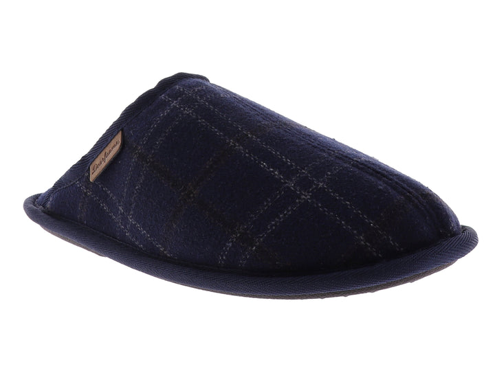 Pantufla cerrada de color azul marino con estampado de cuadros y textura suave.