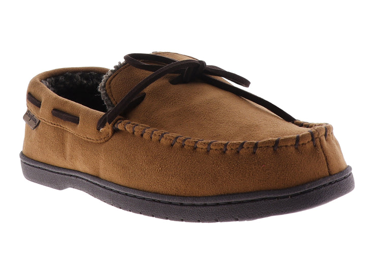 Pantufla tipo mocasín color chestnut con cordones decorativos y forro interior suave.
