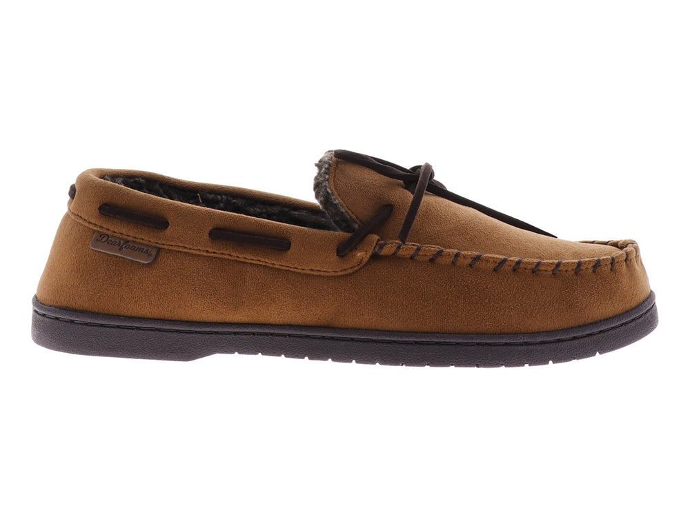 Pantufla tipo mocasín color chestnut con cordones decorativos y forro interior suave.