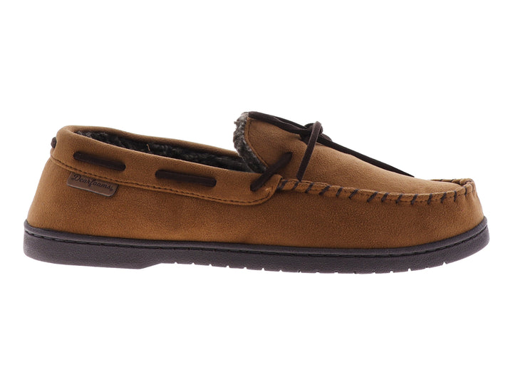 Pantufla tipo mocasín color chestnut con cordones decorativos y forro interior suave.