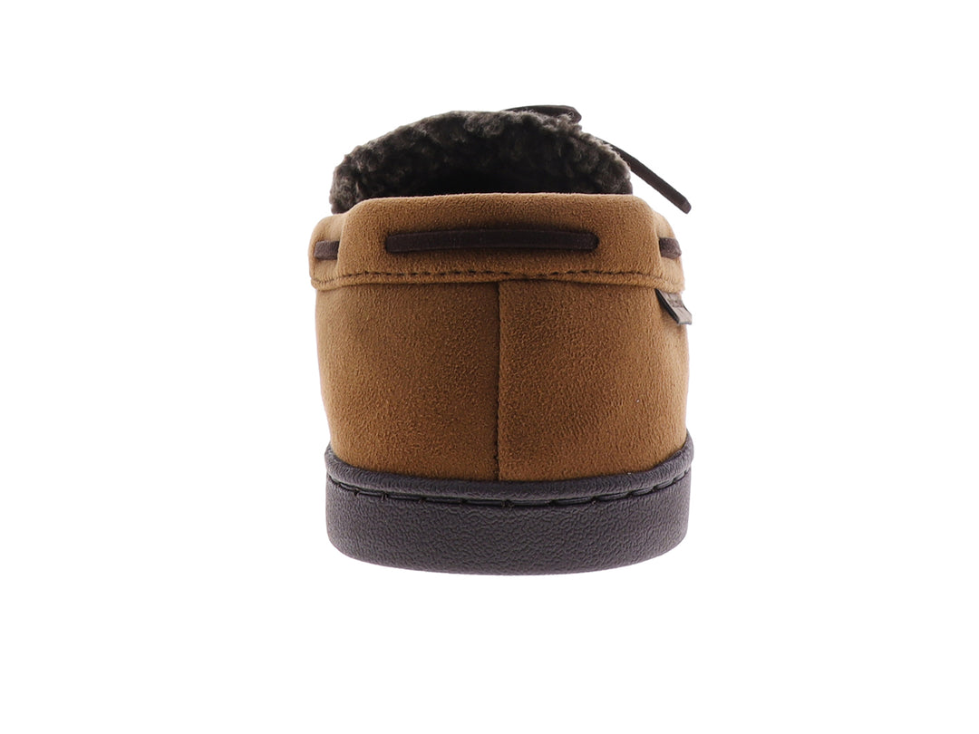 Pantufla tipo mocasín color chestnut con cordones decorativos y forro interior suave.