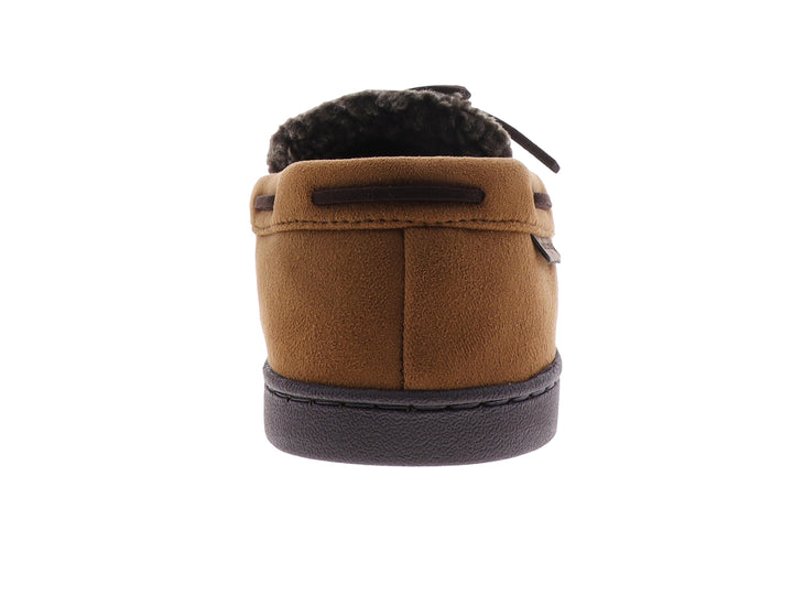 Pantufla tipo mocasín color chestnut con cordones decorativos y forro interior suave.