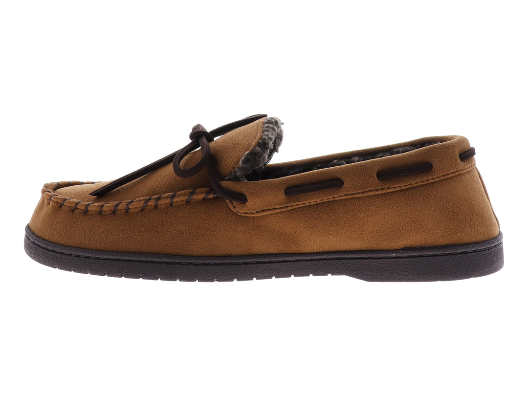 Pantufla tipo mocasín color chestnut con cordones decorativos y forro interior suave.