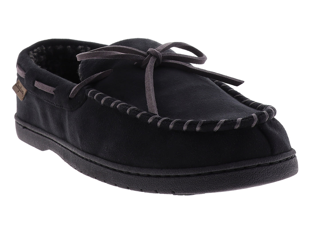Pantufla tipo mocasín Dearfoams color negro con cordones decorativos y suela oscura.
