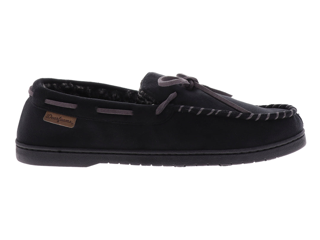 Pantufla tipo mocasín Dearfoams color negro con cordones decorativos y suela oscura.