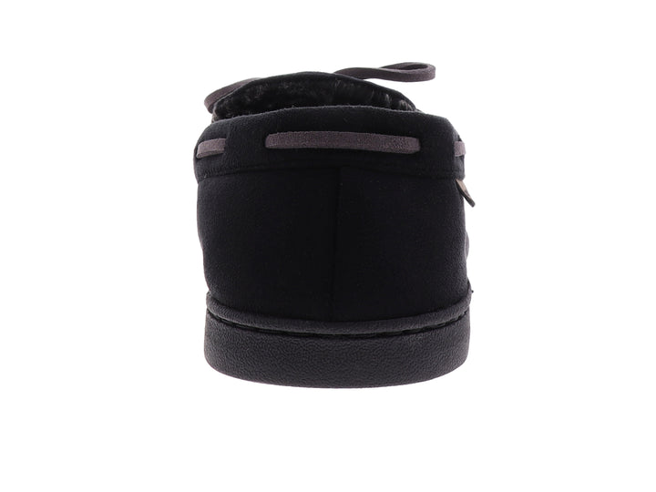 Pantufla tipo mocasín Dearfoams color negro con cordones decorativos y suela oscura.