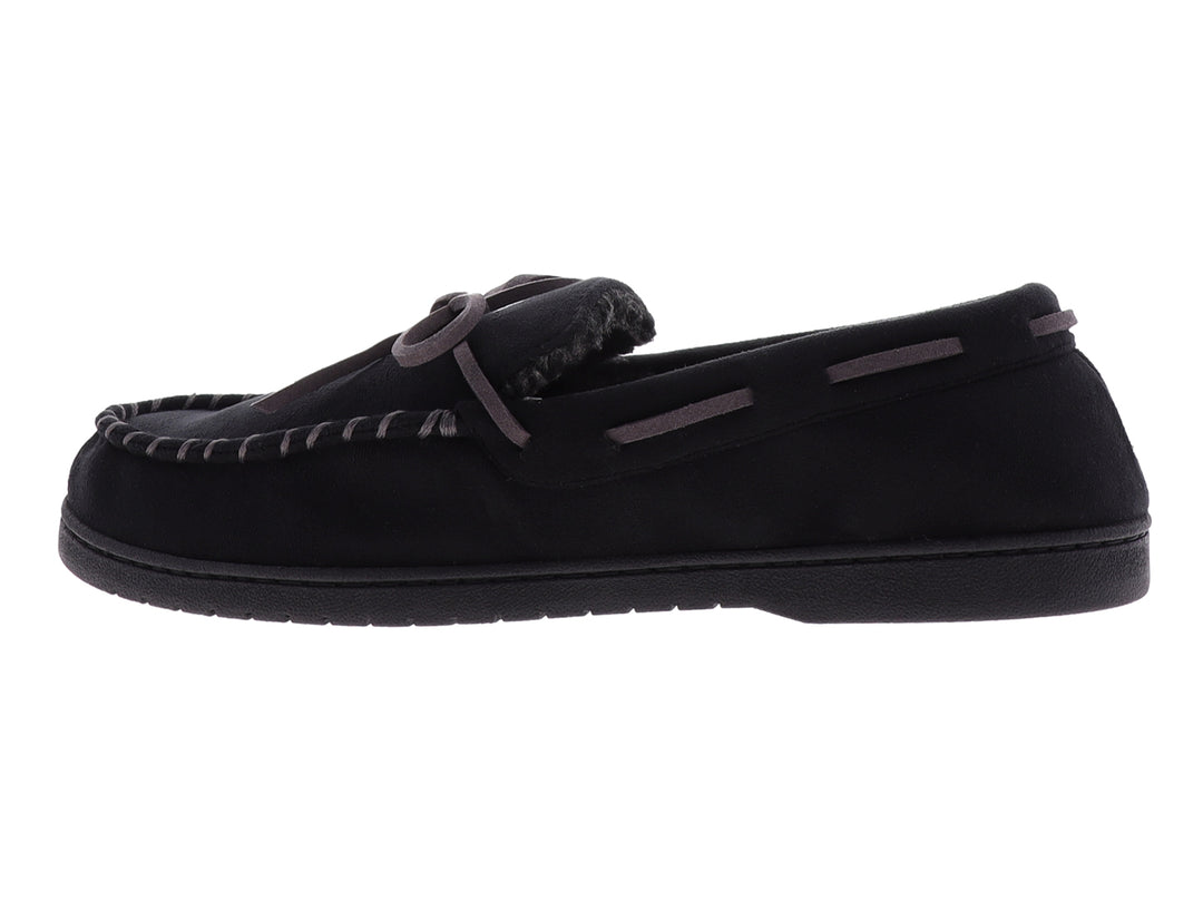 Pantufla tipo mocasín Dearfoams color negro con cordones decorativos y suela oscura.