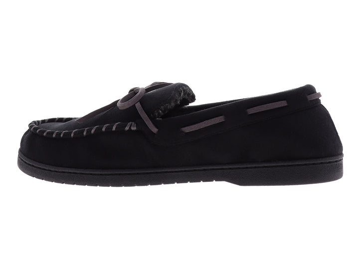 Pantufla tipo mocasín Dearfoams color negro con cordones decorativos y suela oscura.