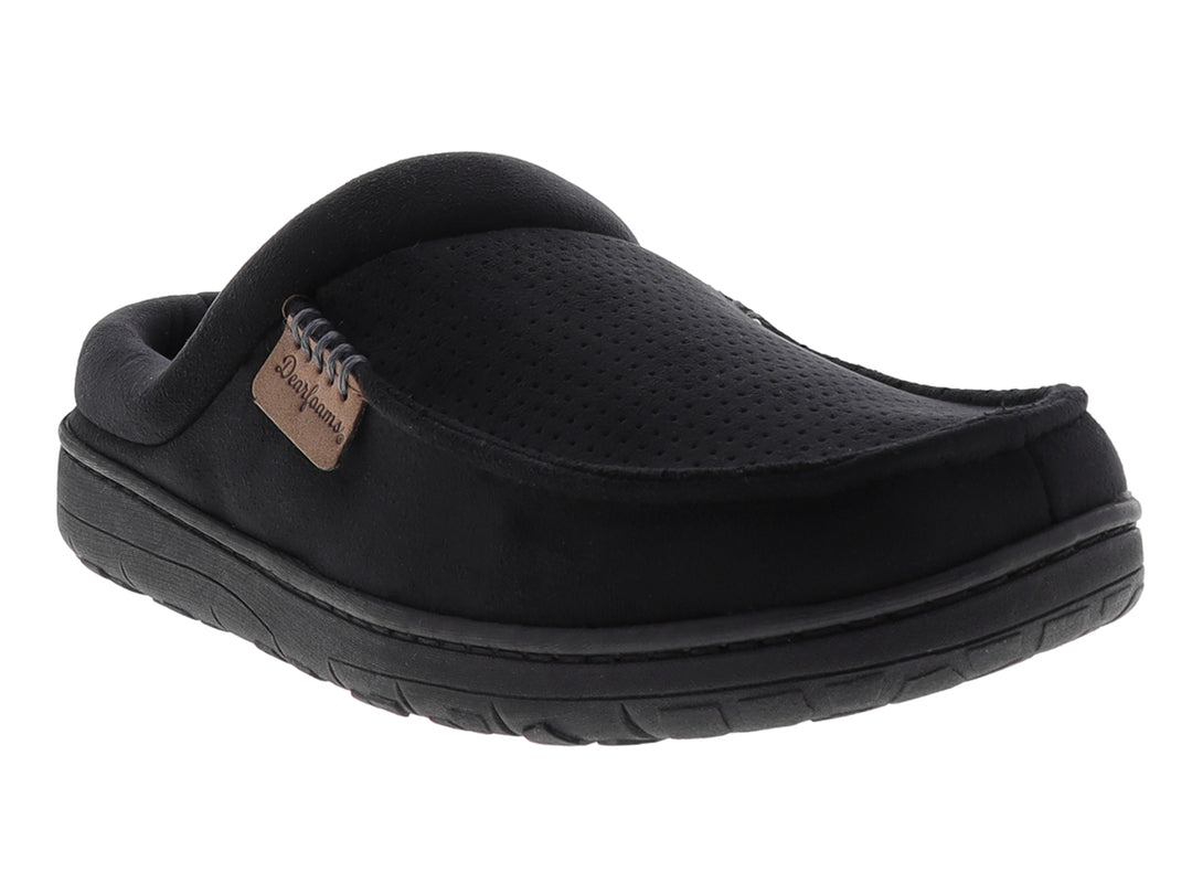 Pantufla negra de microante perforado con suela negra.