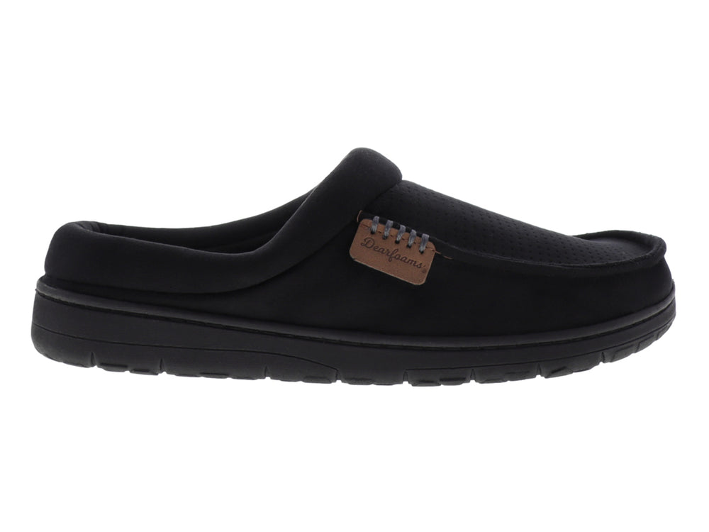 Pantufla negra de microante perforado con suela negra.