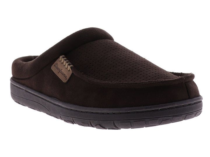 Pantufla marrón de microsuede perforado con suela oscura y etiqueta de marca en el lateral.