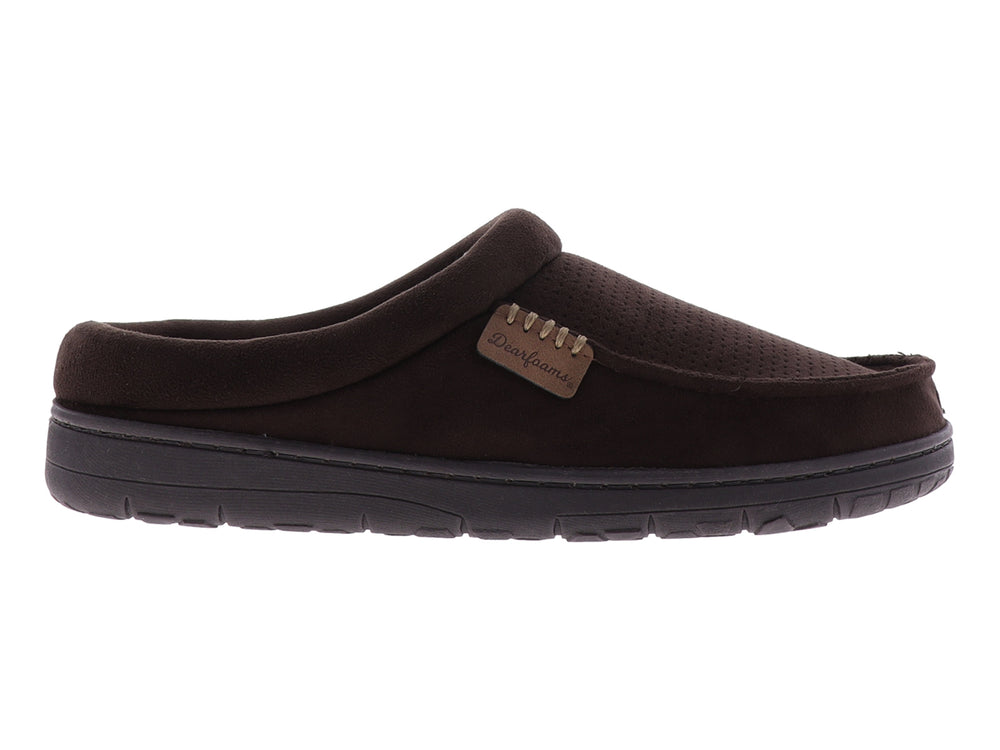 Pantufla marrón de microsuede perforado con suela oscura y etiqueta de marca en el lateral.