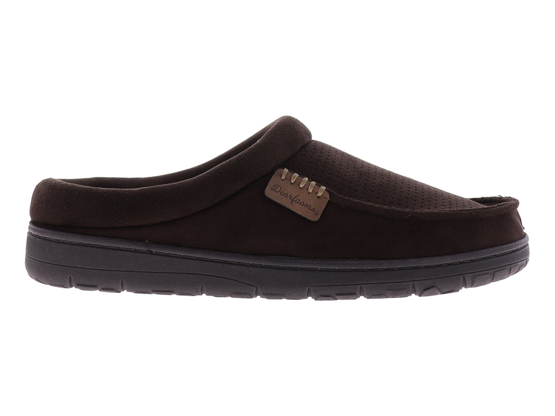 Pantufla marrón de microsuede perforado con suela oscura y etiqueta de marca en el lateral.