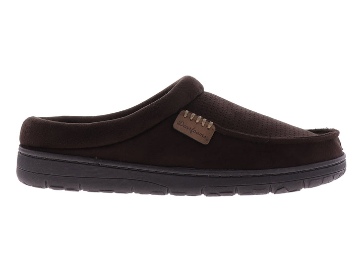Pantufla marrón de microsuede perforado con suela oscura y etiqueta de marca en el lateral.