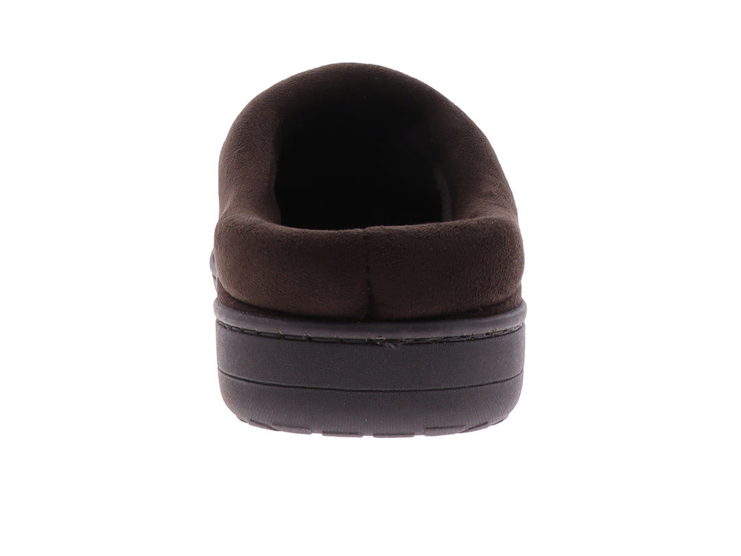 Pantufla marrón de microsuede perforado con suela oscura y etiqueta de marca en el lateral.