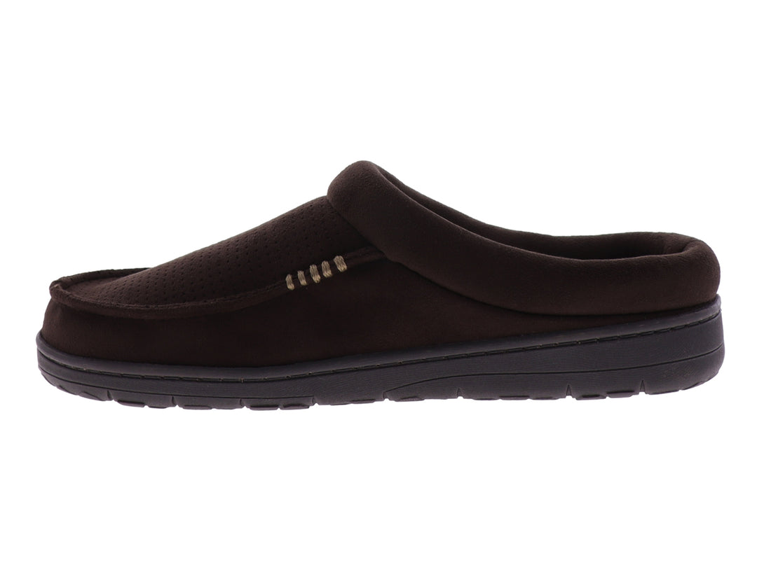 Pantufla marrón de microsuede perforado con suela oscura y etiqueta de marca en el lateral.