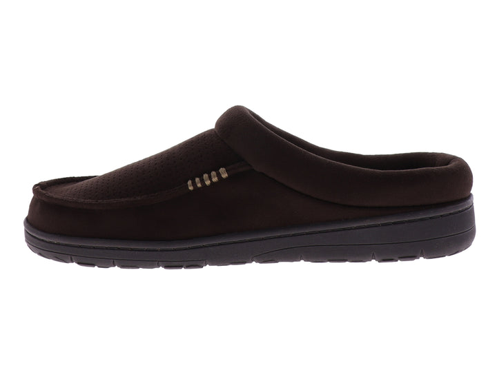Pantufla marrón de microsuede perforado con suela oscura y etiqueta de marca en el lateral.