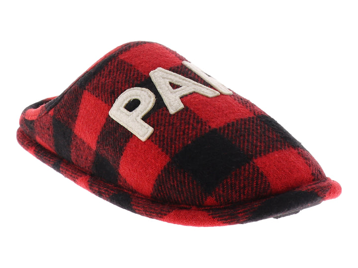 Pantufla cerrada con estampado de cuadros rojos y negros y texto blanco que dice PAPA.