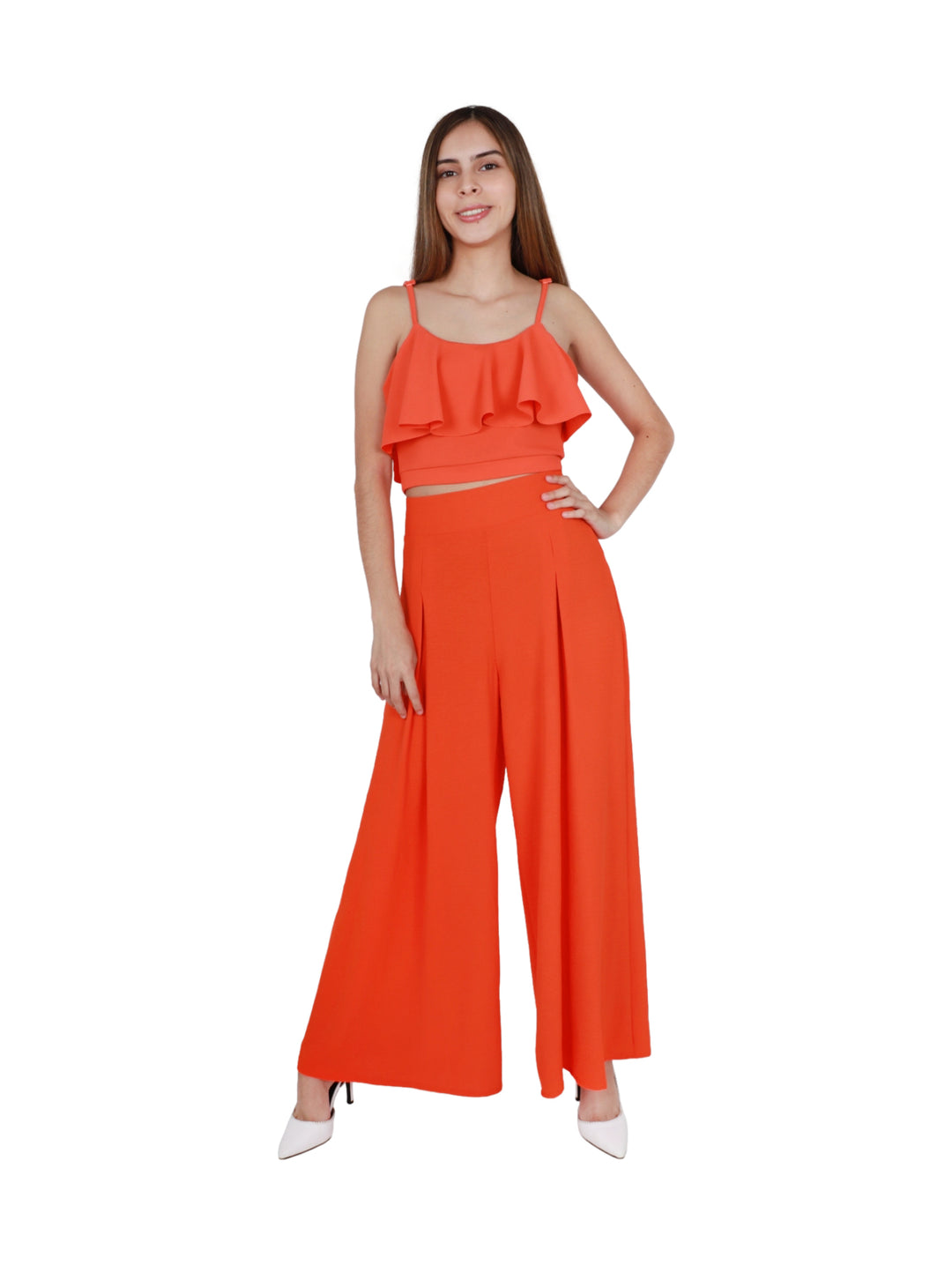Mujer vistiendo blusa corta color naranja con tirantes y detalle de volante frontal.