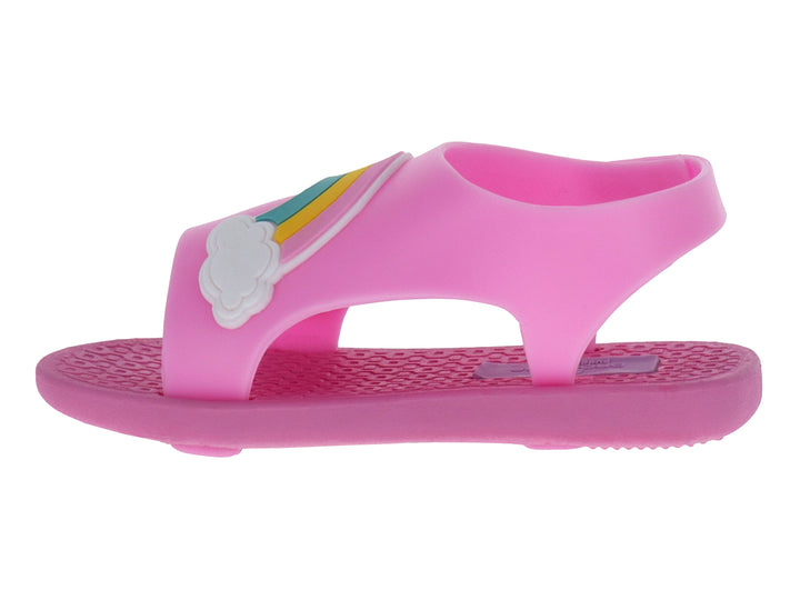 Sandalia infantil color rosa con detalle de arcoíris y nube blanca en la parte superior.