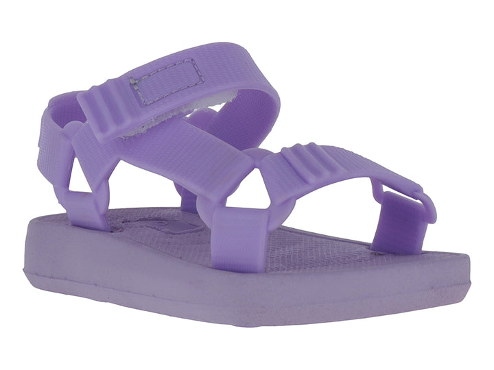 Sandalia infantil de color lavanda con correas ajustables y suela plana.