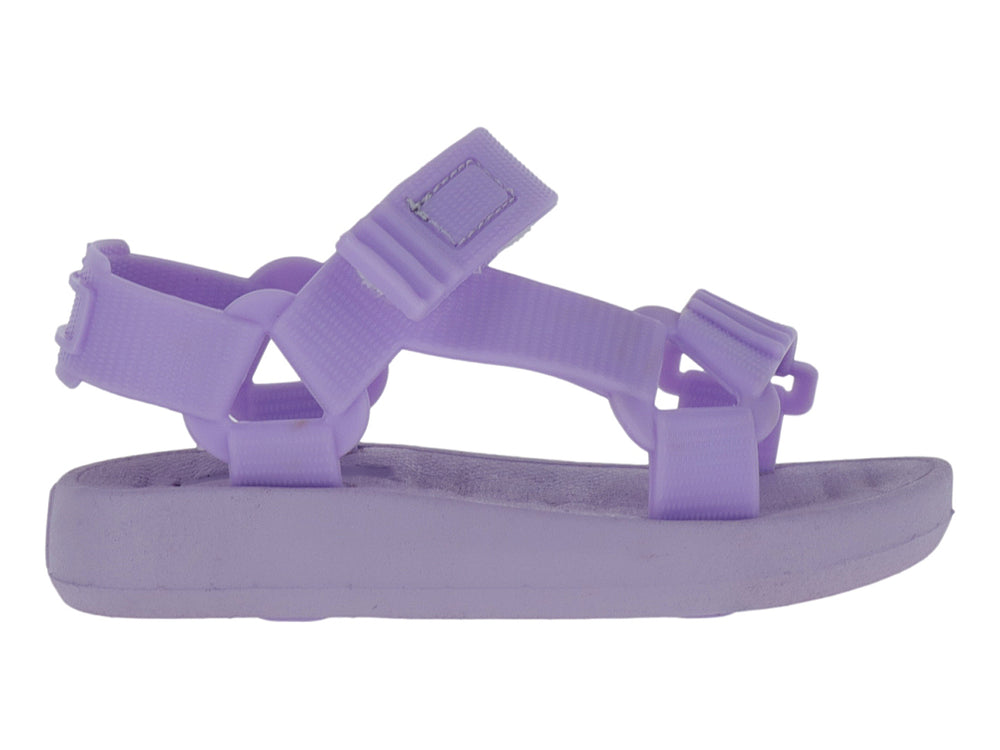 Sandalia infantil de color lavanda con correas ajustables y suela plana.