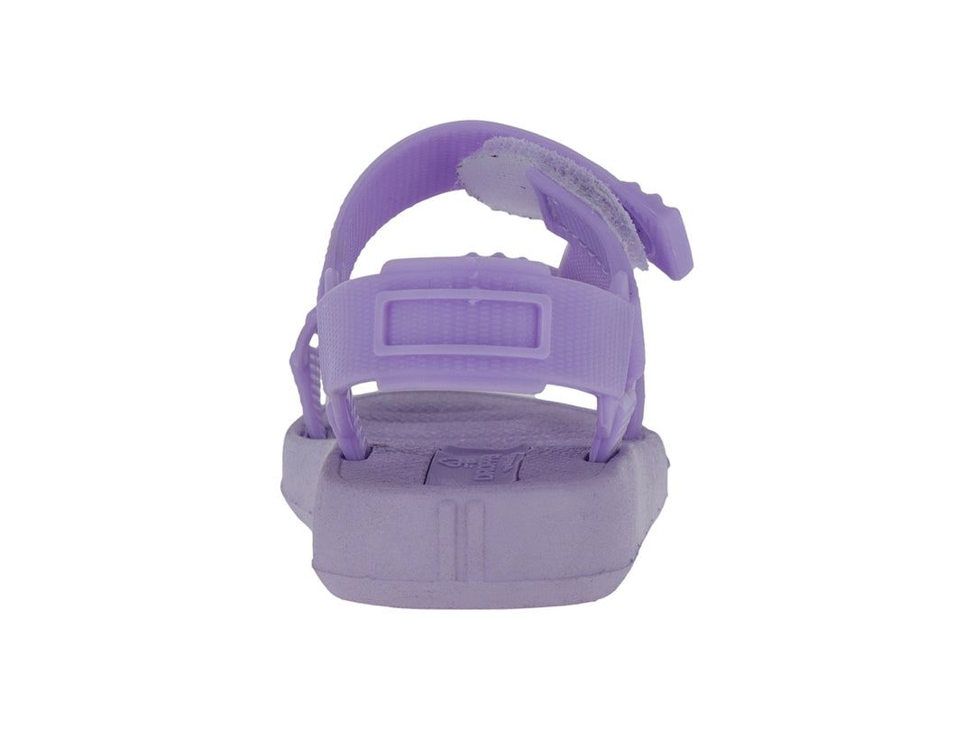Sandalia infantil de color lavanda con correas ajustables y suela plana.