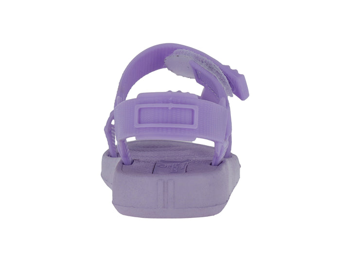 Sandalia infantil de color lavanda con correas ajustables y suela plana.