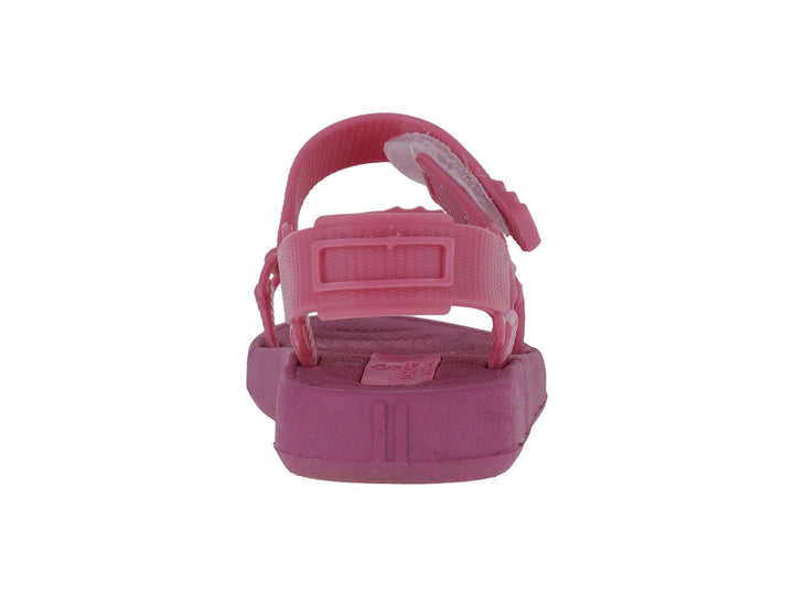 Sandalias infantiles color rosa Barbie con tiras ajustables de velcro y suela plana.