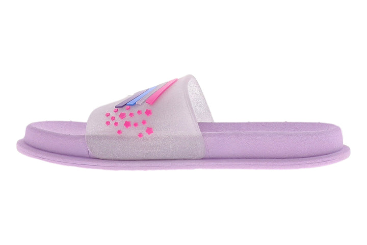 Sandalias color lila para niña con decoración de estrella y arcoíris en la correa.