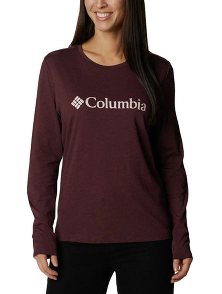 Mujer vistiendo playera Columbia de manga larga en color vino tinto oscuro.