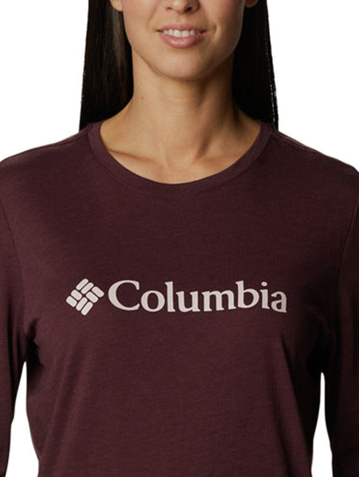 Mujer vistiendo playera Columbia de manga larga en color vino tinto oscuro.