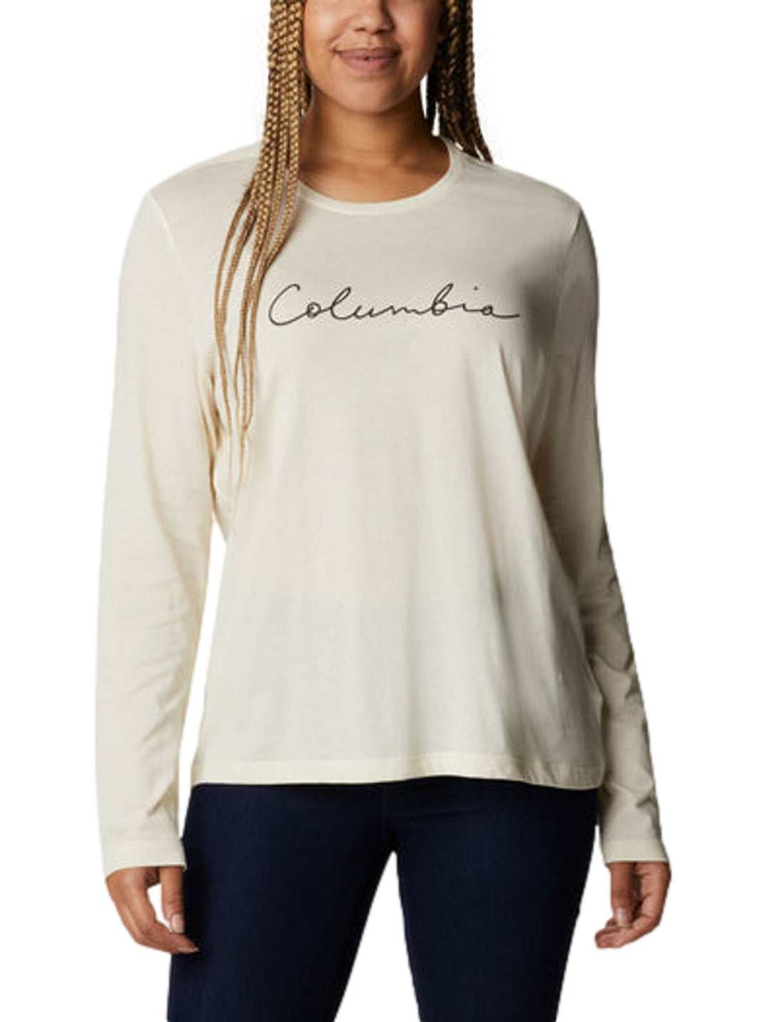 Playera Columbia de manga larga color crema para mujer con logotipo en el pecho.