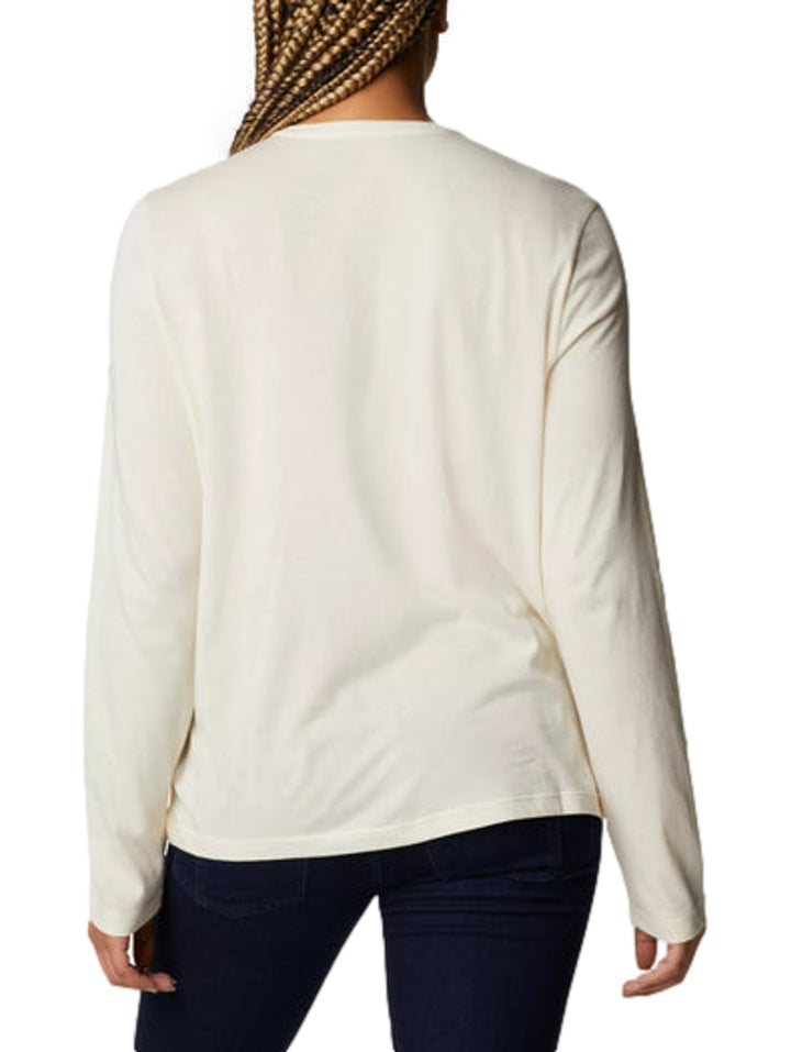 Playera Columbia de manga larga color crema para mujer con logotipo en el pecho.