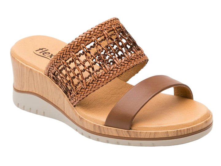 Sandalia Flexi color café para mujer con plataforma de madera y correa superior tejida.