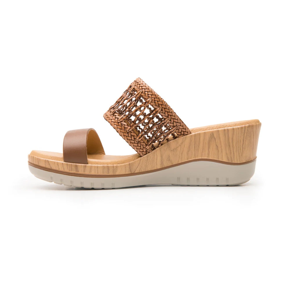 Sandalia Flexi color café para mujer con plataforma de madera y correa superior tejida.