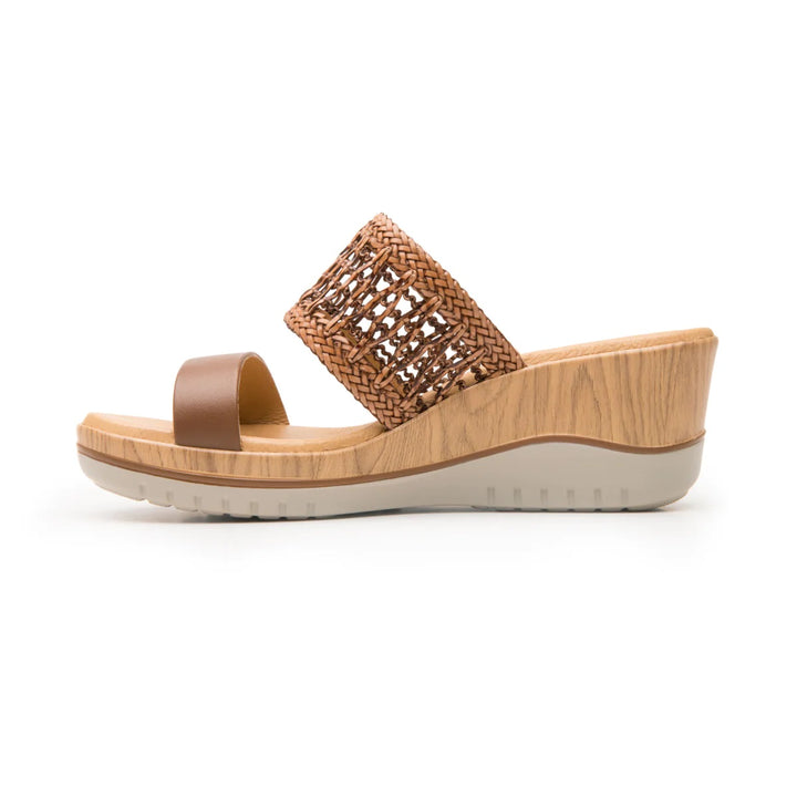 Sandalia Flexi color café para mujer con plataforma de madera y correa superior tejida.