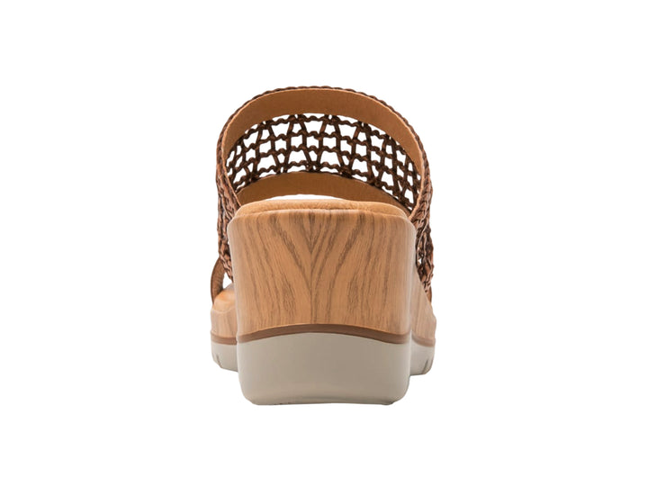 Sandalia Flexi color café para mujer con plataforma de madera y correa superior tejida.