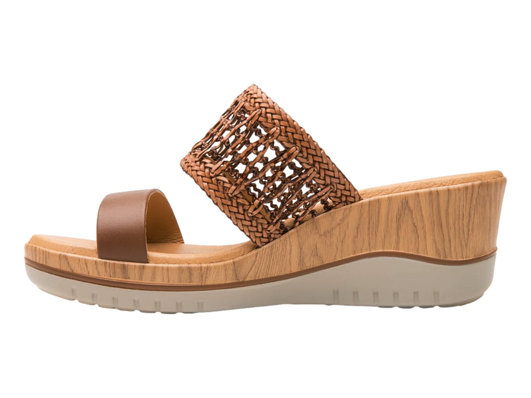 Sandalia Flexi color café para mujer con plataforma de madera y correa superior tejida.