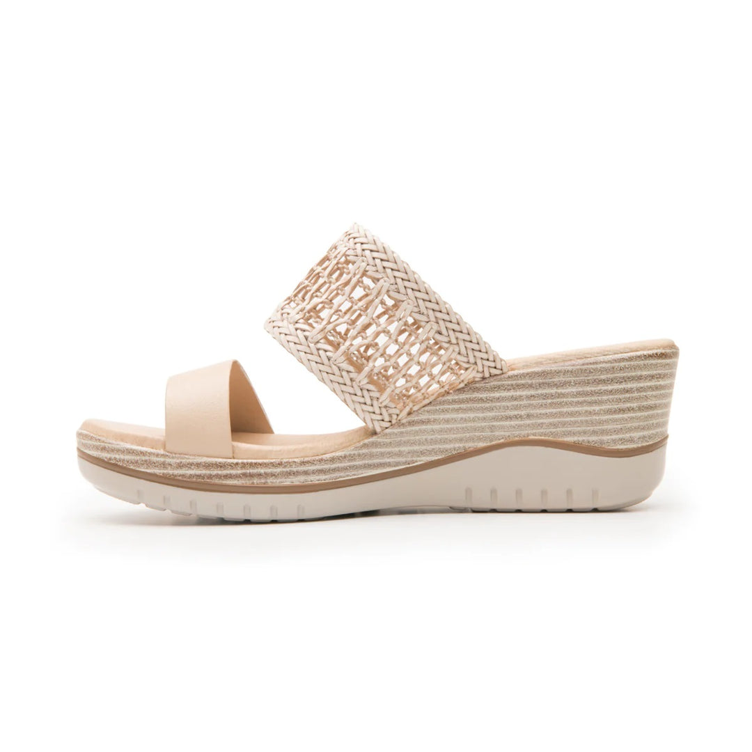 Sandalia Flexi color hueso para mujer con plataforma y correa superior tejida.