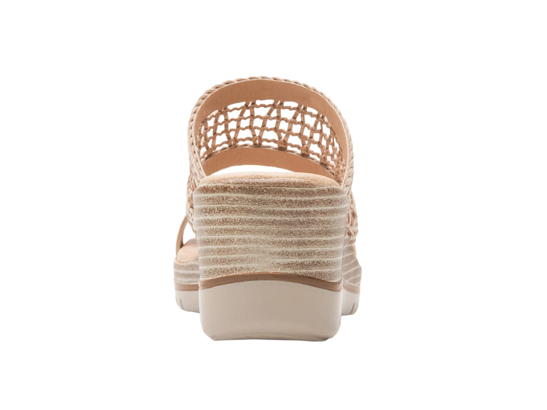 Sandalia Flexi color hueso para mujer con plataforma y correa superior tejida.