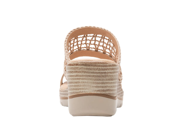 Sandalia Flexi color hueso para mujer con plataforma y correa superior tejida.