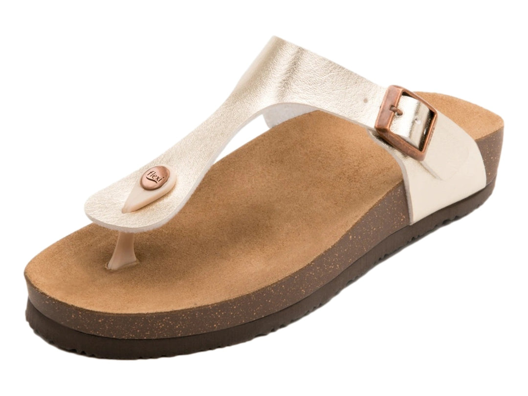 Sandalia de dedo color oro con suela marrón y hebilla ajustable.
