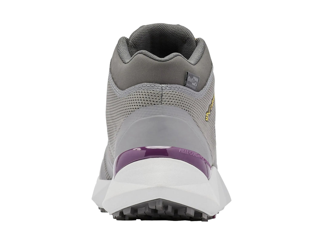 Zapato de senderismo Columbia color gris oscuro con detalles en amarillo y suela blanca.