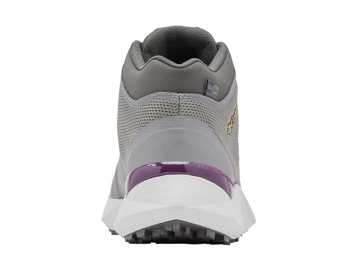 Zapato de senderismo Columbia color gris oscuro con detalles en amarillo y suela blanca.