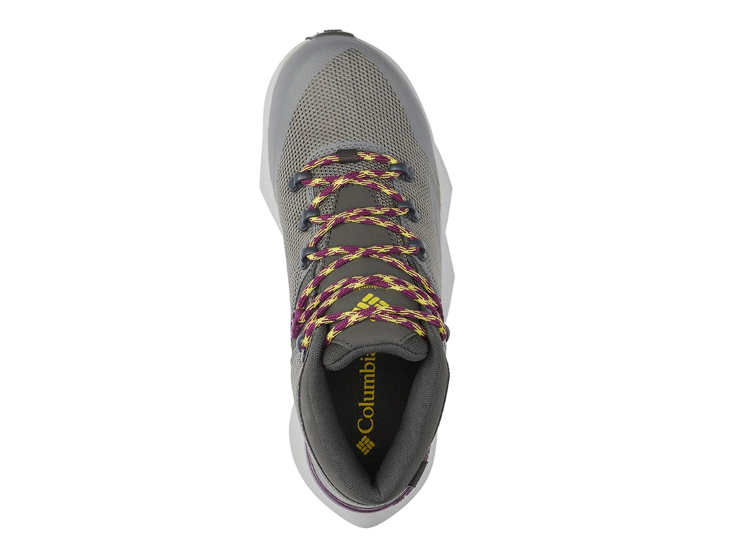 Zapato de senderismo Columbia color gris oscuro con detalles en amarillo y suela blanca.