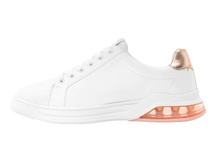 Tenis Flexi blancos con detalles en oro rosa en el talón y la suela.