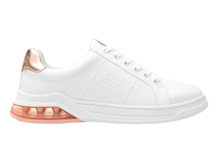 Tenis Flexi blancos con detalles en oro rosa en el talón y la suela.