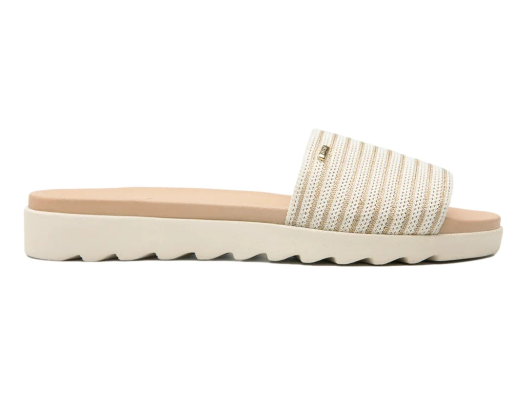Sandalia Flexi color beige con correa de rayas y suela blanca.